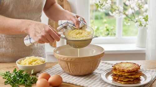Tento způsob filtrování těsta na bramboráky skutečně pomáhá, aby nebyly mastné
